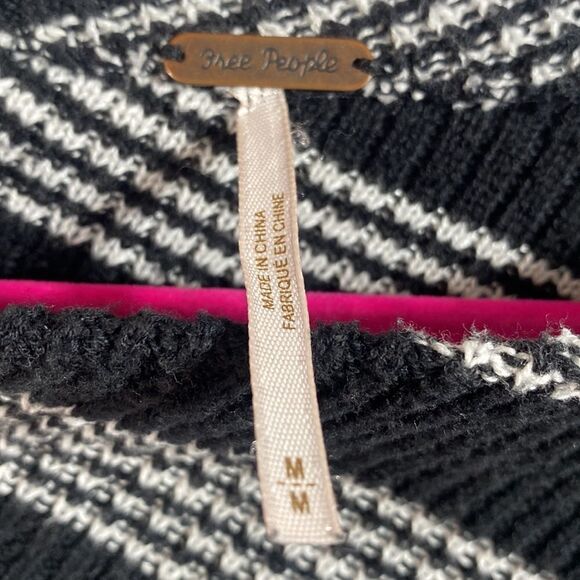 Free People Black & White Asymmetrical Stripe Knit Sweater Size M Boho Slouchy - Picture 5 of 15